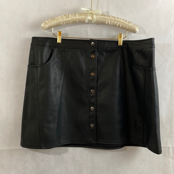 Express Faux Leather Black Skirt NWT size 18 - Picture 1 of 6